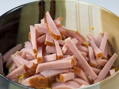 Салат с яйцом и ветчиной