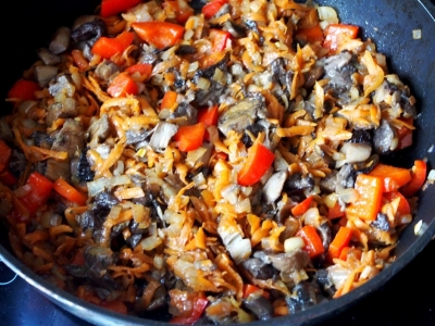 Гречка с грибами и овощами в духовке