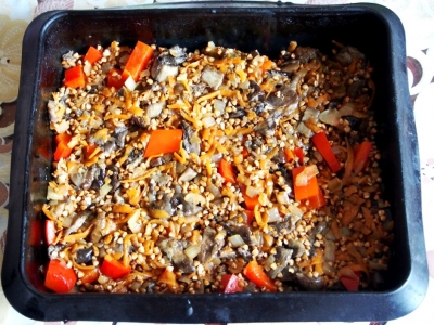 Гречка с грибами и овощами в духовке