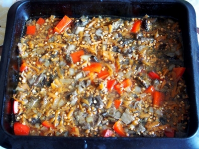 Гречка с грибами и овощами в духовке