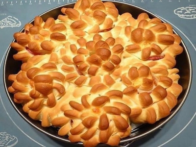 Пирог «Цветы» с беконом и сыром