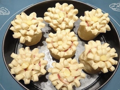 Пирог «Цветы» с беконом и сыром