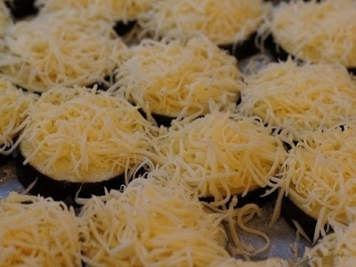 Баклажаны кружочками в духовке с сыром и помидорами