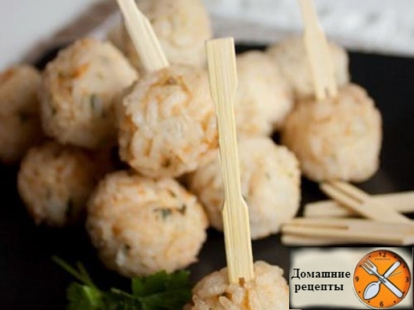 Шарики из курицы в рисе
