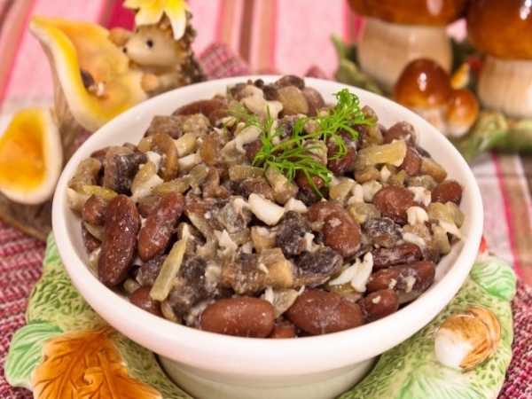 Салат с фасолью и грибами