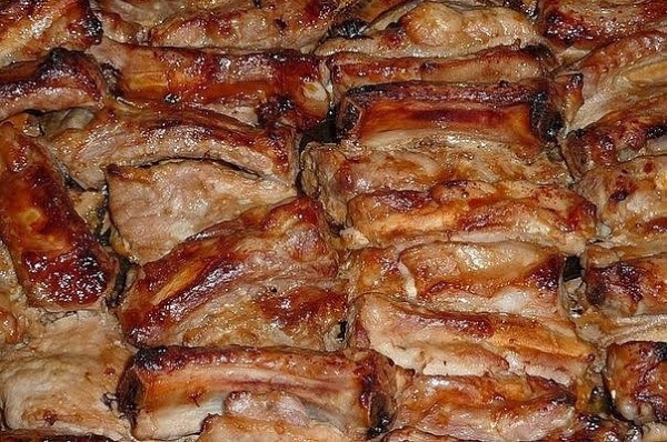 Запеченные свиные ребрышки