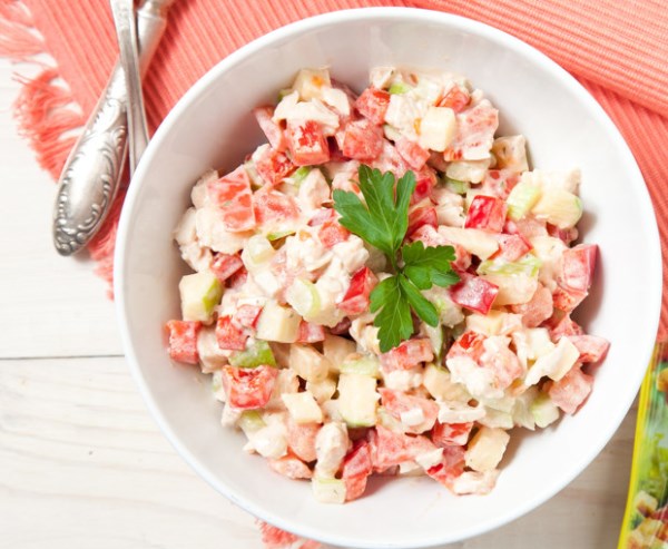 Салат с сельдереем, яблоком и куриным филе 1